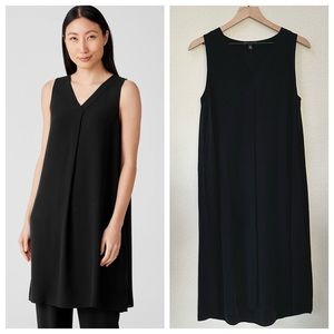 EILEEN FISHER S Silk Georgette Crepe Shift Pleated V-Neck Pocket Dress in Black